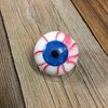 Blutiger Augapfel, Auge mit blauer Iris