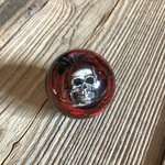 Skull Kugel rot / schwarz marmoriert mit eingelassenem Metallschädel