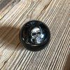 Skull Kugel schwarz mit eingelassenem Metallschädel
